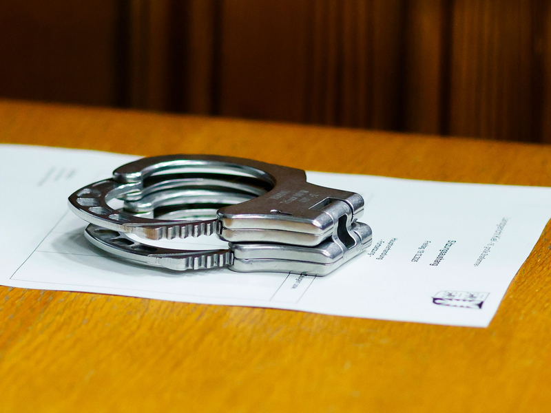 Ein junger Mann wird beschuldigt, eine 18-Jährige in einem Regionalzug mit einem Messer angegriffen zu haben - nun sitzt er in Untersuchungshaft. (Symbolbild) - Foto: Frank Molter/dpa