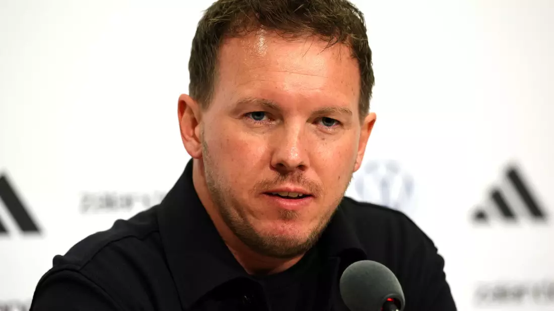 Julian Nagelsmann verrät einige Personalien bei der Pressekonferenz im Stadion. - Bild: Christian Charisius/dpa