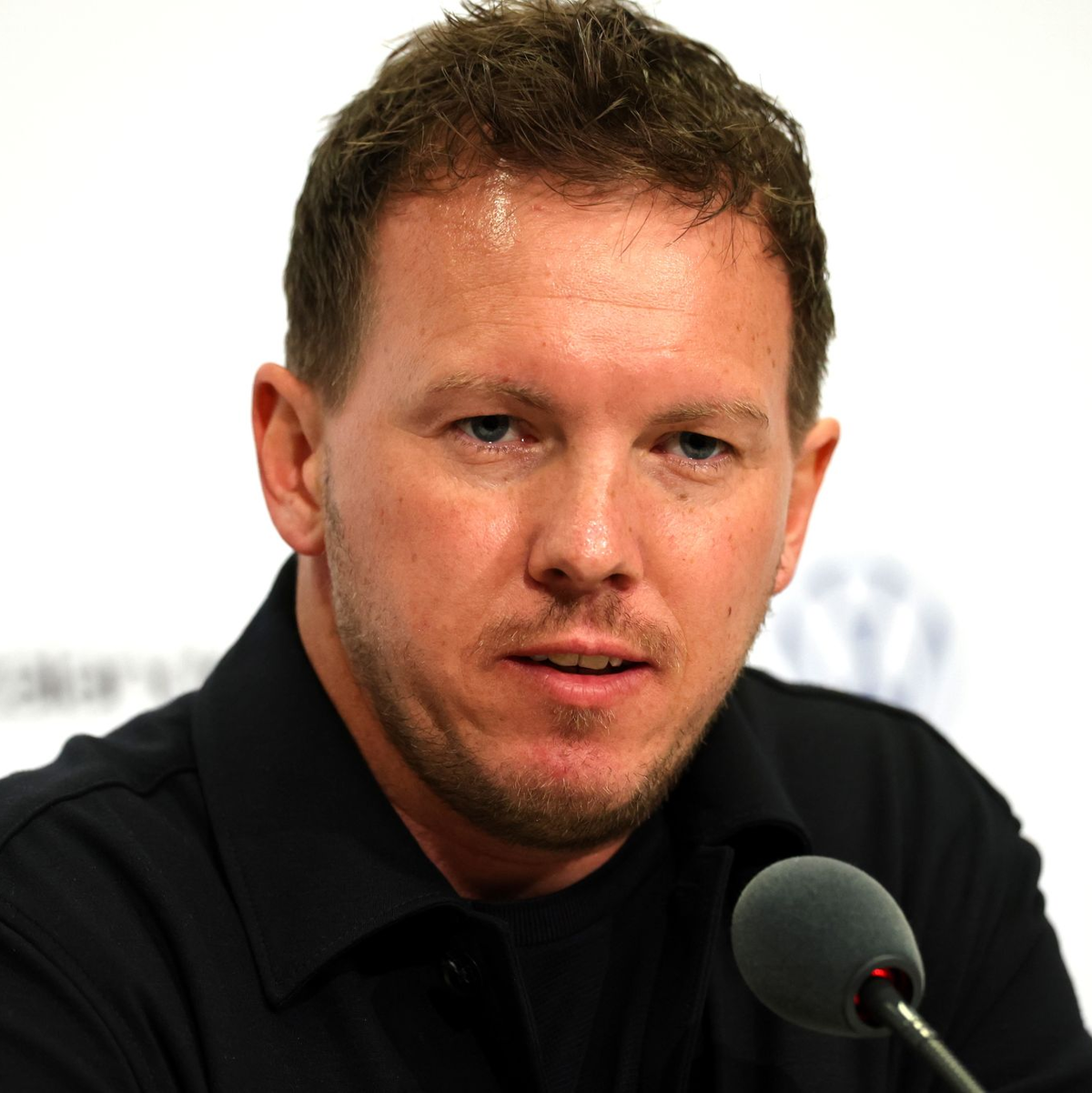Julian Nagelsmann verrät einige Personalien bei der Pressekonferenz im Stadion. - Foto: Christian Charisius/dpa