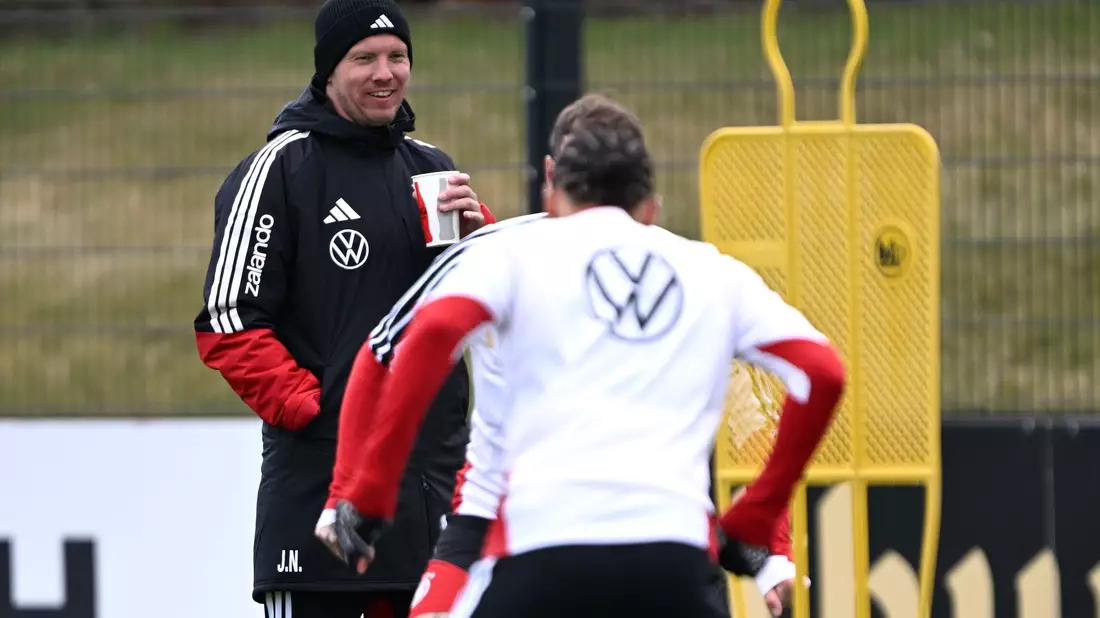 Warm eingepackt verfolgt Bundestrainer Julian Nagelsmann das Geschehen auf dem Trainingsplatz. - Bild: Federico Gambarini/dpa