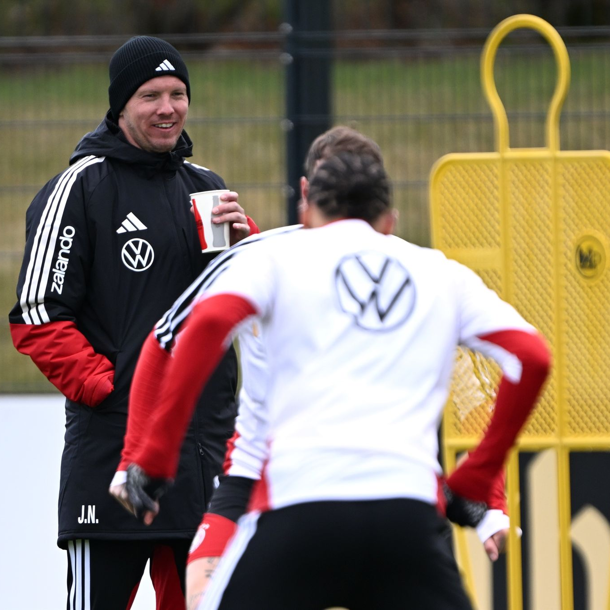 Warm eingepackt verfolgt Bundestrainer Julian Nagelsmann das Geschehen auf dem Trainingsplatz. - Foto: Federico Gambarini/dpa