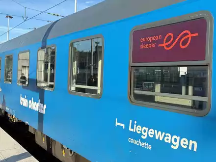 Der neue Nachtzug wird von dem niederländisch-belgischen Unternehmen European Sleeper eingesetzt. - Foto: Michael Evers/dpa