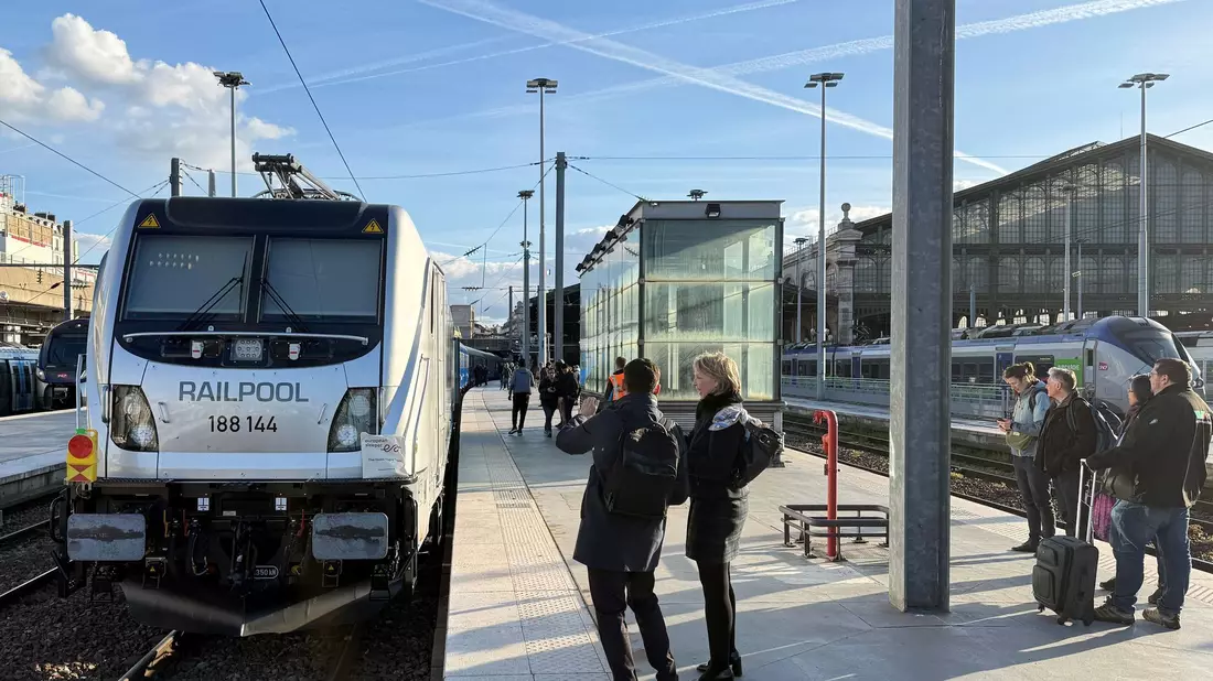 Großer Bahnhof für den neuen Zug bei der ersten Fahrt im Gare du Nord. - Bild: Michael Evers/dpa