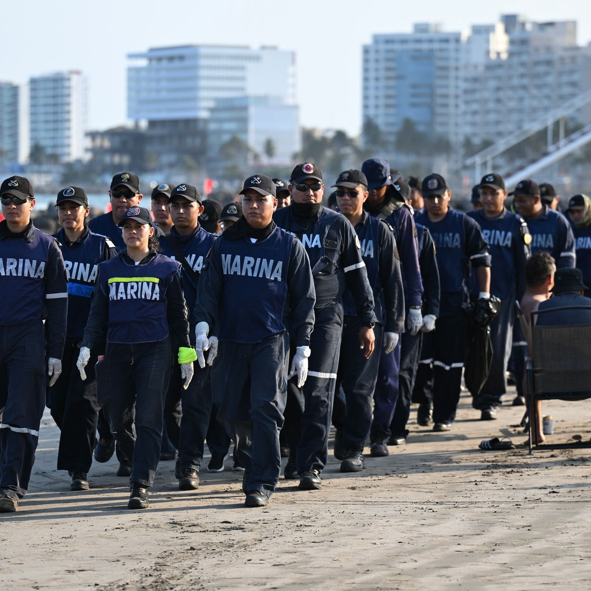 Mitglieder der mexikanischen Marine beteiligen sich an den Reinigungsarbeiten. - Foto: Yahir Ceballos/dpa