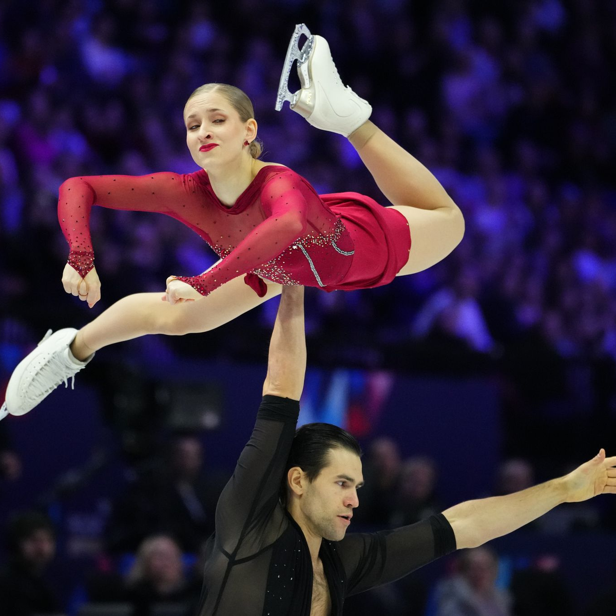 Minerva Hase und Nikita Volodin haben im Paarlaufen erstmals WM-Gold gewonnen. - Foto: Petr David Josek/AP/dpa