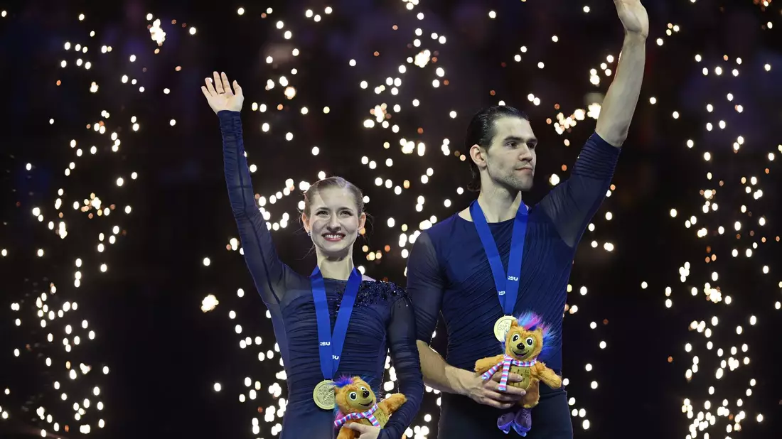 Minerva Hase (l) und Nikita Volodin feierten ihren Gold-Coup. - Bild: Øíhová Michaela/CTK/dpa