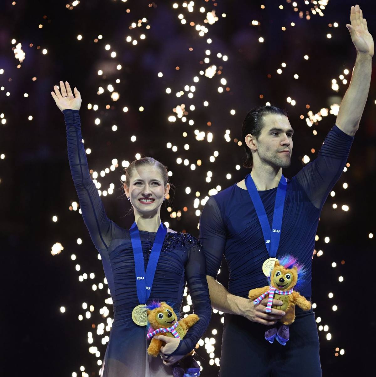 Minerva Hase (l) und Nikita Volodin feierten ihren Gold-Coup. - Foto: Øíhová Michaela/CTK/dpa