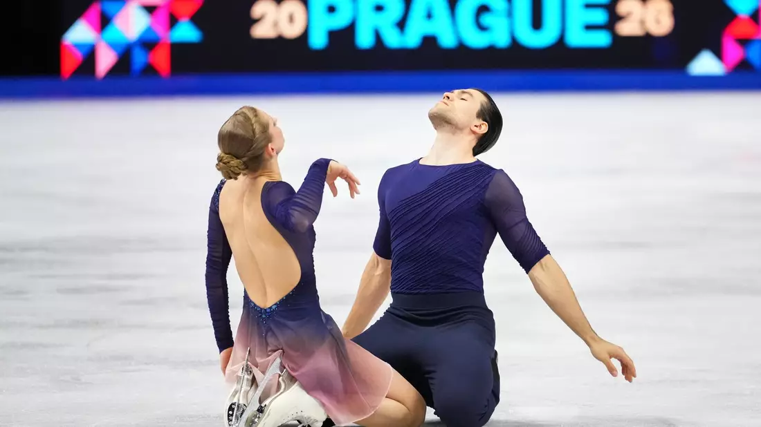 Minerva Hase (l) und Nikita Volodin zeigten Nervenstärke in der Kür. - Bild: Petr David Josek/AP/dpa