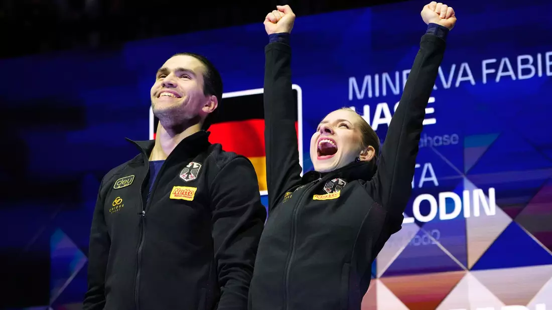 Minerva Hase (r) und Nikita Volodin jubelten ausgelassen über den WM-Titel. - Bild: Petr David Josek/AP/dpa