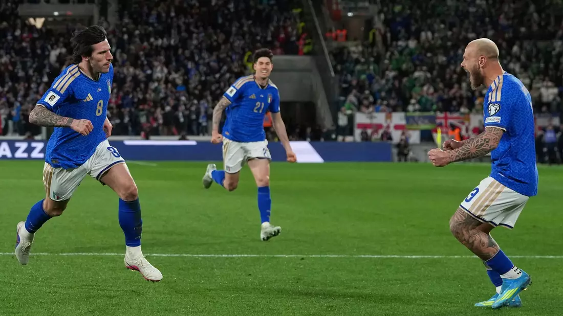 Mit einem Tor und einer Vorlage ist Sandro Tonali (l) der Mann des Abends für Italien gegen Nordirland. - Bild: Antonio Calanni/AP/dpa
