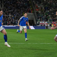 Mit einem Tor und einer Vorlage ist Sandro Tonali (l) der Mann des Abends für Italien gegen Nordirland. - Foto: Antonio Calanni/AP/dpa