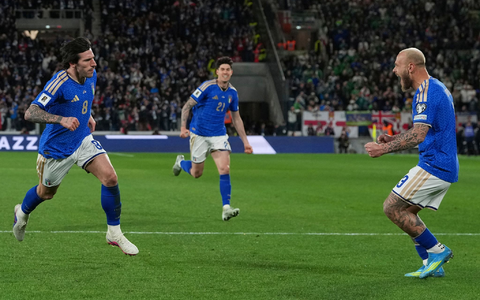 Mit einem Tor und einer Vorlage ist Sandro Tonali (l) der Mann des Abends für Italien gegen Nordirland. - Foto: Antonio Calanni/AP/dpa