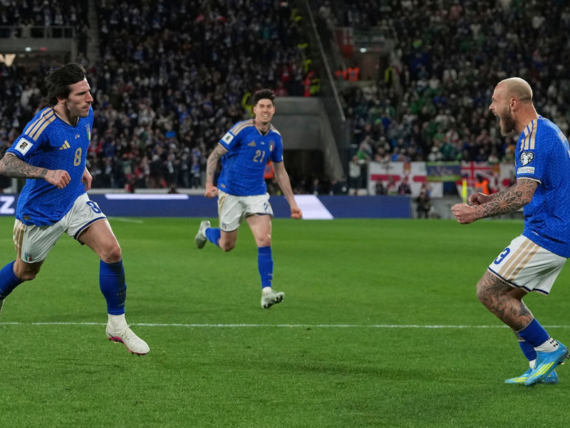 Mit einem Tor und einer Vorlage ist Sandro Tonali (l) der Mann des Abends für Italien gegen Nordirland. - Foto: Antonio Calanni/AP/dpa