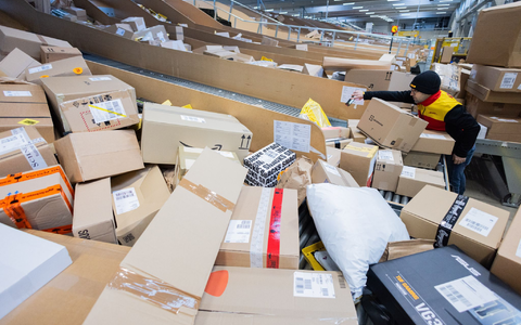  Laut EU-Kommission kamen 2024 täglich rund zwölf Millionen Pakete in der EU an - deutlich mehr als in den beiden Vorjahren. (Symbolbild) - Foto: Rolf Vennenbernd/dpa