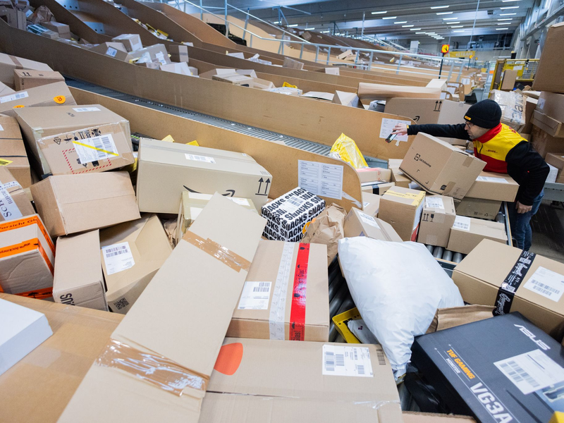 Laut EU-Kommission kamen 2024 täglich rund zwölf Millionen Pakete in der EU an - deutlich mehr als in den beiden Vorjahren. (Symbolbild) - Foto: Rolf Vennenbernd/dpa