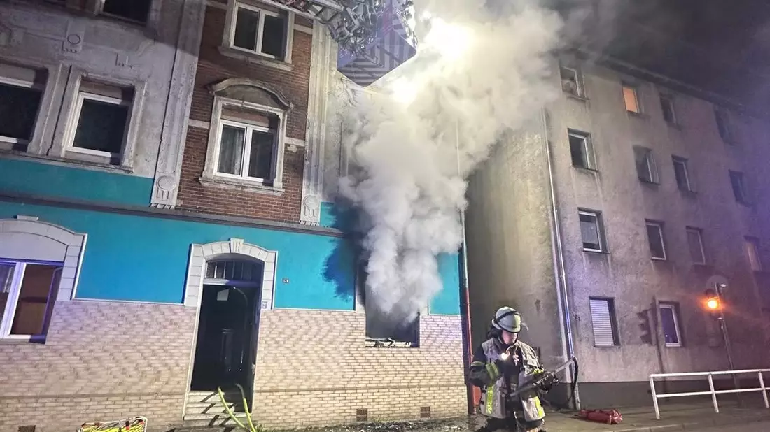 FW-E: Kritischer Wohnungsbrand in Essen-Altenessen - 14 Menschen gerettet //Redaktionelle Anpassung gegenüber der ersten PM. - Bild: presseportal.de