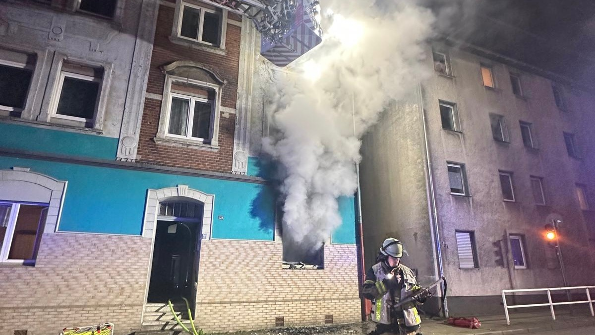 FW-E: Kritischer Wohnungsbrand in Essen-Altenessen - 14 Menschen gerettet //Redaktionelle Anpassung gegenüber der ersten PM. - Foto: presseportal.de