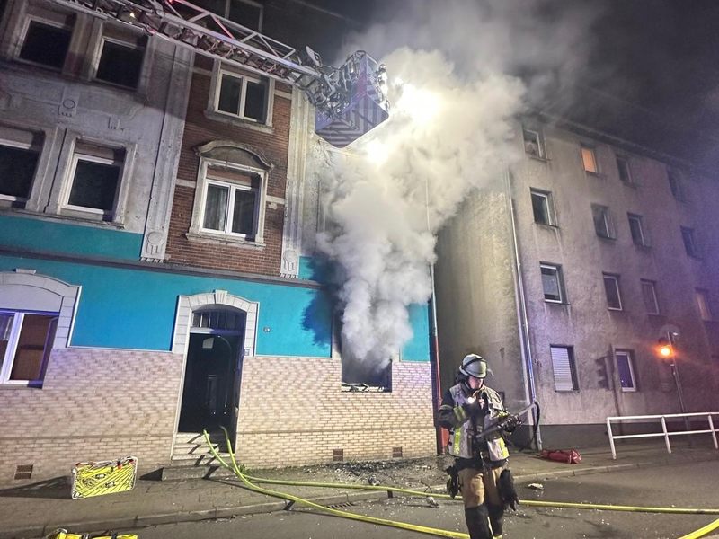 FW-E: Kritischer Wohnungsbrand in Essen-Altenessen - 14 Menschen gerettet //Redaktionelle Anpassung gegenüber der ersten PM. - Foto: presseportal.de