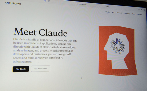 Antrhopic will im Streit mit dem US-Verteidigungsministerium nicht klein beigeben. (Archivbild) - Foto: Andrej Sokolow/dpa