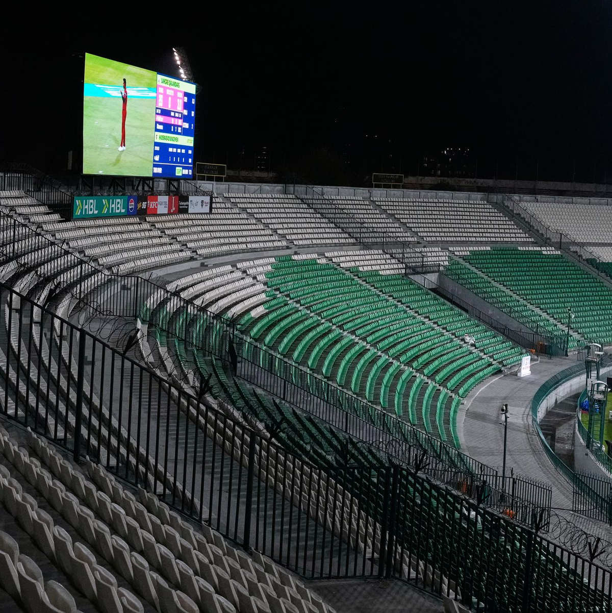 Um Sprit zu sparen, spielt die pakistanische Kricket-Liga seit Donnerstag vor leeren Rängen. - Foto: K.M. Chaudary/AP/dpa