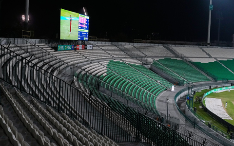 Um Sprit zu sparen, spielt die pakistanische Kricket-Liga seit Donnerstag vor leeren Rängen. - Foto: K.M. Chaudary/AP/dpa