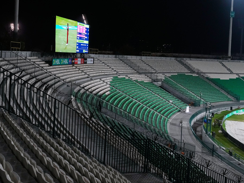 Um Sprit zu sparen, spielt die pakistanische Kricket-Liga seit Donnerstag vor leeren Rängen. - Foto: K.M. Chaudary/AP/dpa