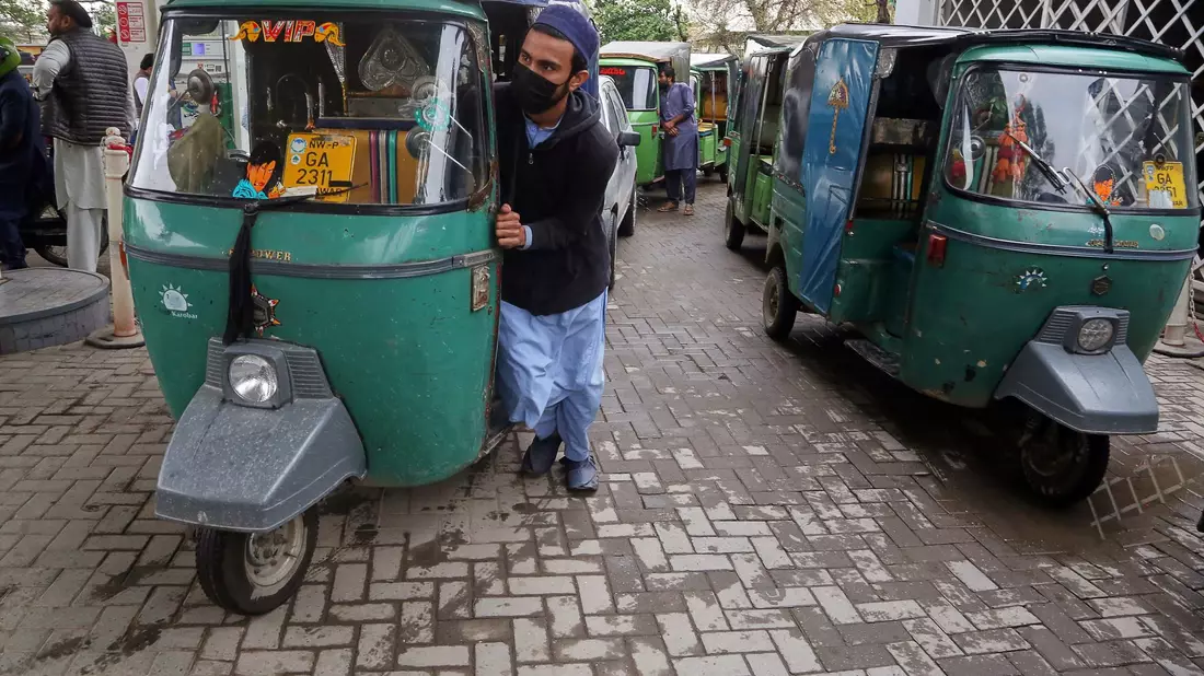 Schon seit drei Wochen kommt es an Tankstellen in Pakistan zu Schlangen. - Bild: Muhammad Sajjad/AP/dpa