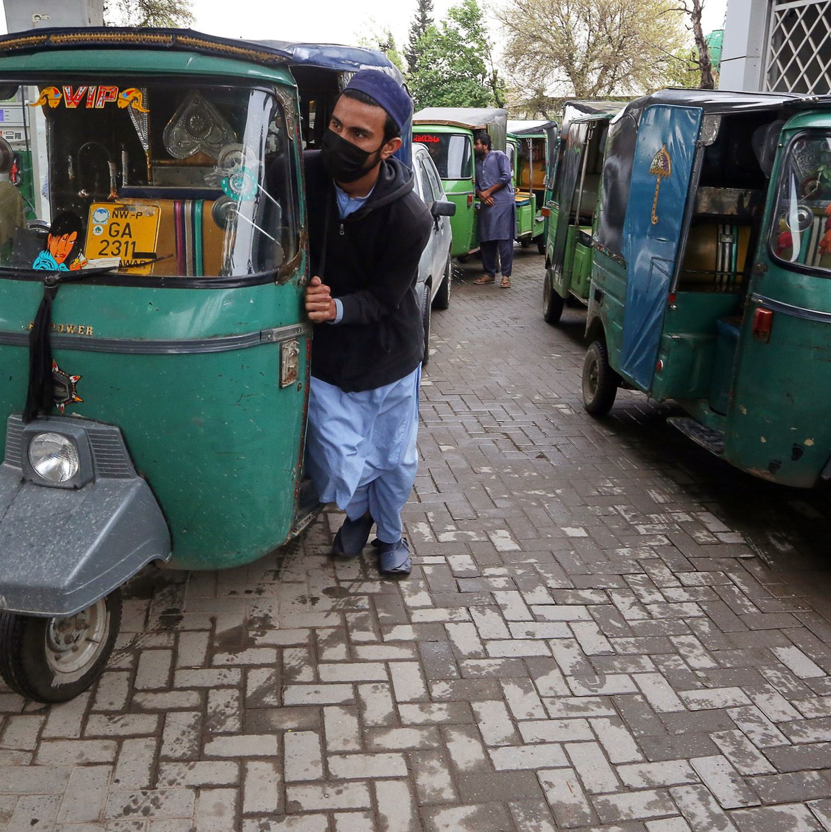 Schon seit drei Wochen kommt es an Tankstellen in Pakistan zu Schlangen. - Foto: Muhammad Sajjad/AP/dpa