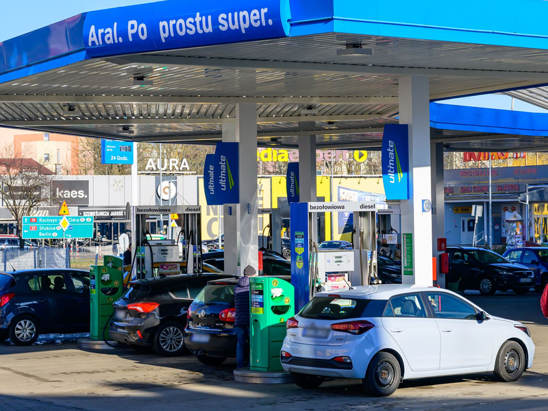 Tanken in Polen ist nach wie vor billiger als in Deutschland - doch der Preisanstieg seit Kriegsbeginn ist inzwischen weitgehend identisch. (Archivbild) - Foto: Patrick Pleul/dpa