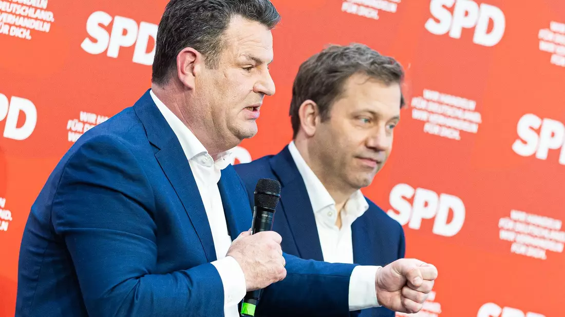 Ex-Minister Heil (l.) tritt Spekulationen entgegen, er komme als Nachfolger von SPD-Chef Lars Klingbeil (r.) in Betracht. - Bild: Moritz Frankenberg/dpa