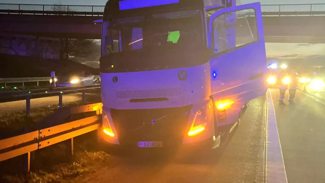 POL-WI: Sattelzug verursacht größeren Leitplankenschaden auf der A66 bei Wiesbaden - Bild: presseportal.de