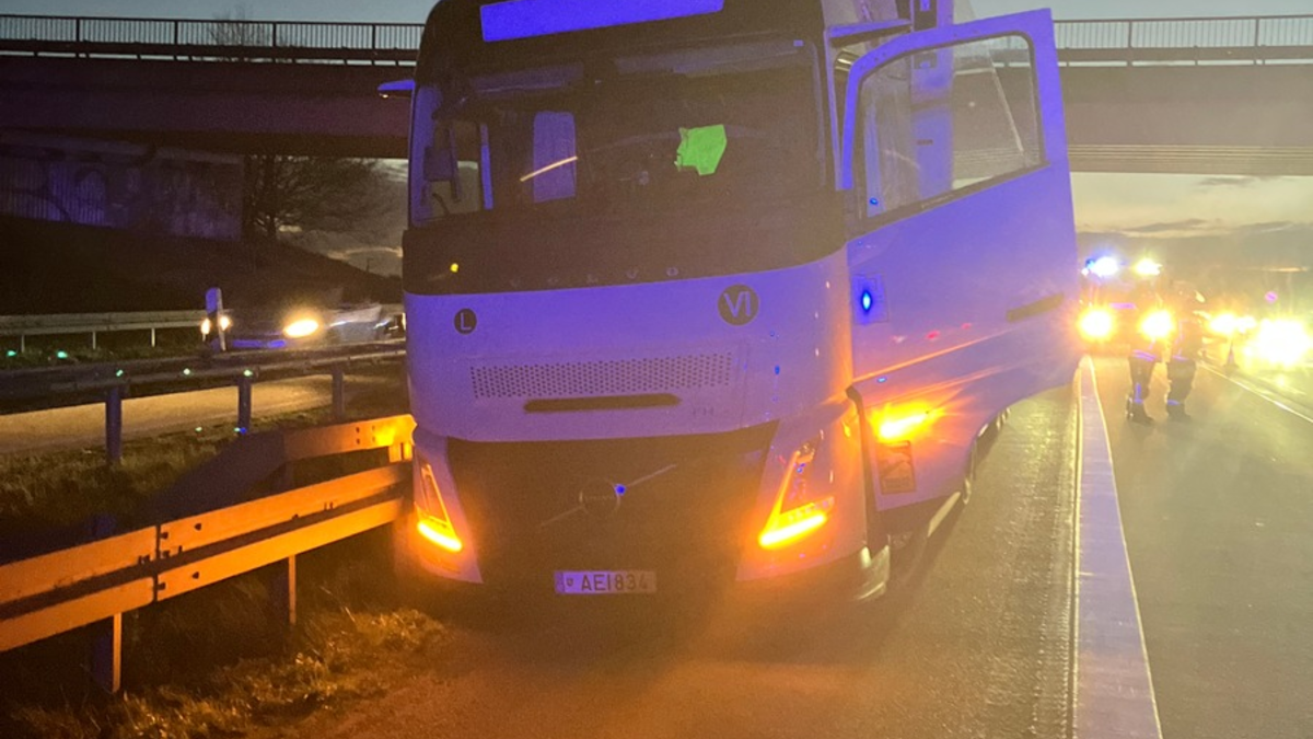 POL-WI: Sattelzug verursacht größeren Leitplankenschaden auf der A66 bei Wiesbaden - Foto: presseportal.de