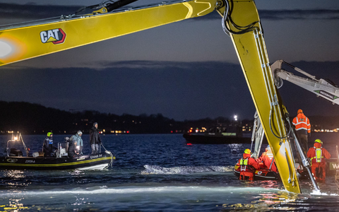 Noch bei Dunkelheit und in Scheinwerferlicht arbeiteten die Helfer an der Befreiung des Meeressäugers. - Foto: Ulrich Perrey/dpa