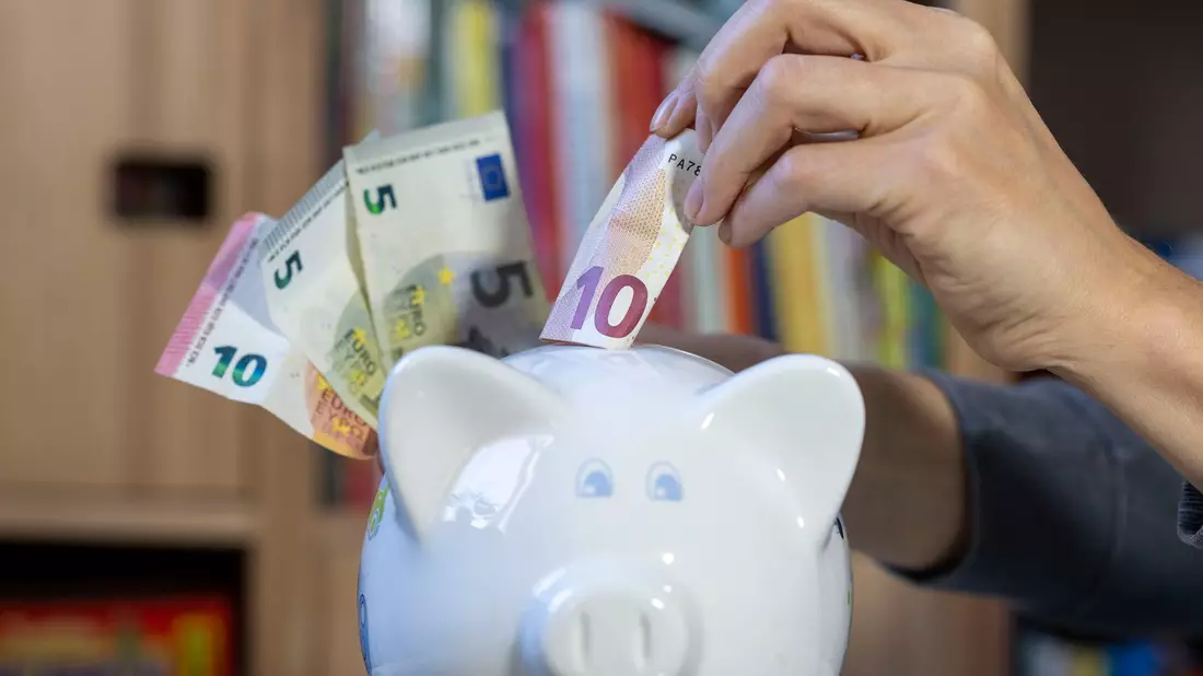Viele Menschen sparen regelmäßig, am beliebtesten sind Tagesgeld und Festgeld. (Symbolbild) - Bild: Hendrik Schmidt/dpa