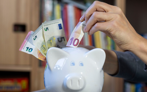 Viele Menschen sparen regelmäßig, am beliebtesten sind Tagesgeld und Festgeld. (Symbolbild) - Foto: Hendrik Schmidt/dpa