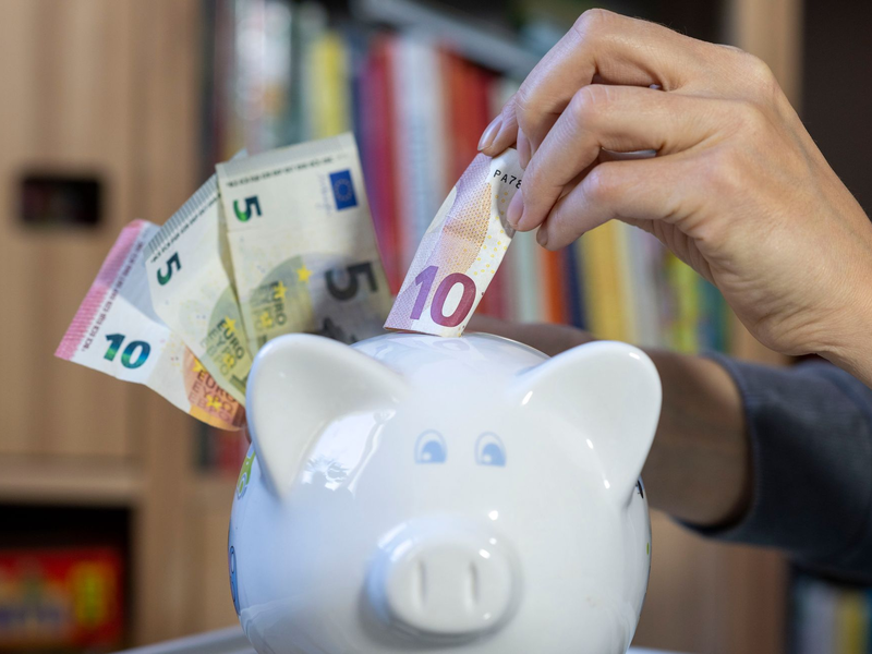 Viele Menschen sparen regelmäßig, am beliebtesten sind Tagesgeld und Festgeld. (Symbolbild) - Foto: Hendrik Schmidt/dpa