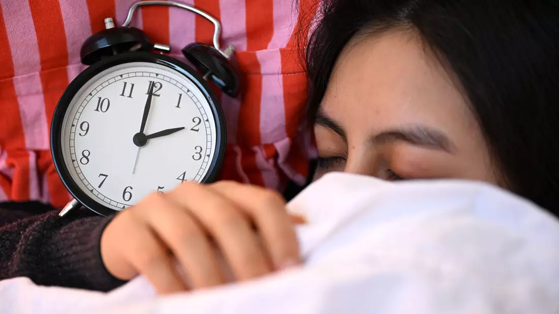 Am Sonntag (29.3.) werden die Uhren vorgestellt, die Sommerzeit beginnt. (Symbolbild) - Bild: Elisa Schu/dpa