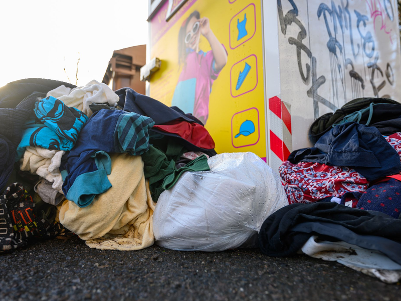Was wird aus alter Kleidung? Umweltminister Carsten Schneider (SPD) plant neue Regeln. (Symbolbild) - Foto: Hendrik Schmidt/dpa