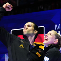 Auch nach ihrem Gold-Coup in Prag haben Minerva Hase (r) und Nikita Volodin ihre Zukunft offen gelassen. - Foto: Petr David Josek/AP/dpa