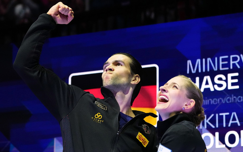 Auch nach ihrem Gold-Coup in Prag haben Minerva Hase (r) und Nikita Volodin ihre Zukunft offen gelassen. - Foto: Petr David Josek/AP/dpa