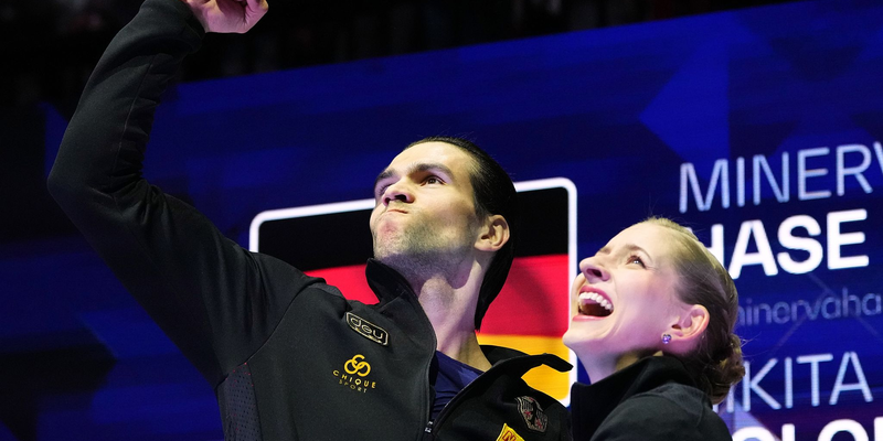 Auch nach ihrem Gold-Coup in Prag haben Minerva Hase (r) und Nikita Volodin ihre Zukunft offen gelassen. - Foto: Petr David Josek/AP/dpa