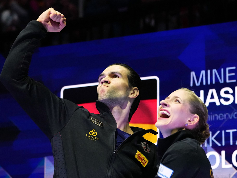 Auch nach ihrem Gold-Coup in Prag haben Minerva Hase (r) und Nikita Volodin ihre Zukunft offen gelassen. - Foto: Petr David Josek/AP/dpa