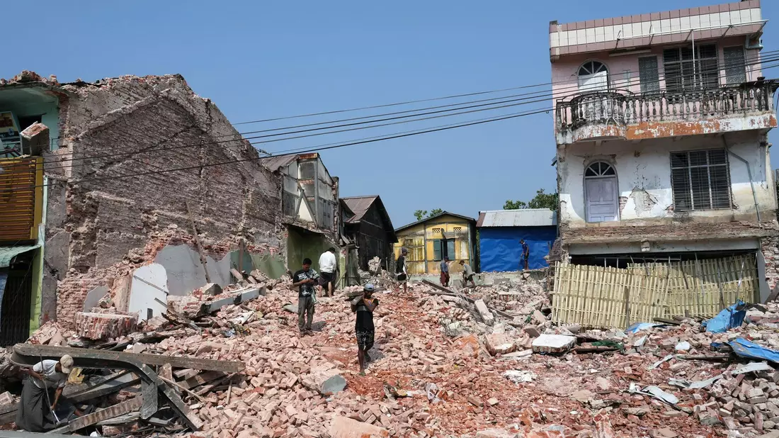 Unzählige Häuser stürzten bei dem Erdbeben der Stärke 7,7 ein. (Archivbild) - Bild: Aung Shine Oo/AP/dpa
