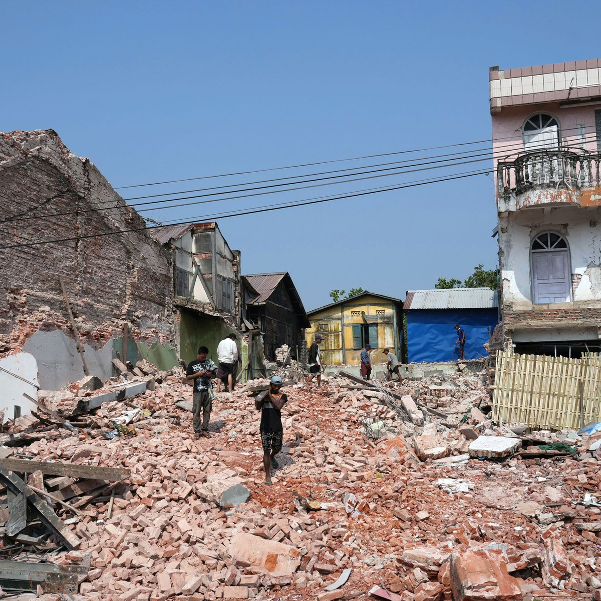 Unzählige Häuser stürzten bei dem Erdbeben der Stärke 7,7 ein. (Archivbild) - Foto: Aung Shine Oo/AP/dpa