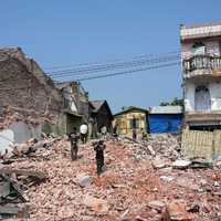 Unzählige Häuser stürzten bei dem Erdbeben der Stärke 7,7 ein. (Archivbild) - Foto: Aung Shine Oo/AP/dpa