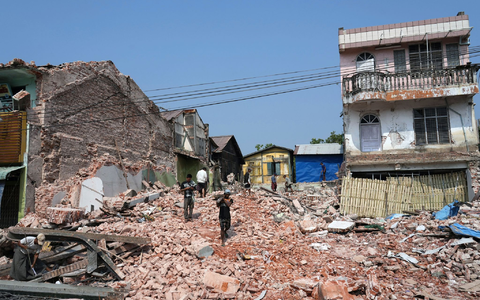 UnzĂ€hlige HĂ€user stĂŒrzten bei dem Erdbeben der StĂ€rke 7,7 ein. (Archivbild) - Foto: Aung Shine Oo/AP/dpa UnzĂ€hlige HĂ€user stĂŒrzten bei dem Erdbeben der StĂ€rke 7,7 ein. (Archivbild) - Foto: Aung Shine Oo/AP/dpa