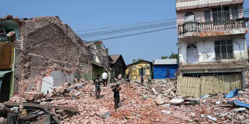 Unzählige Häuser stürzten bei dem Erdbeben der Stärke 7,7 ein. (Archivbild) - Foto: Aung Shine Oo/AP/dpa