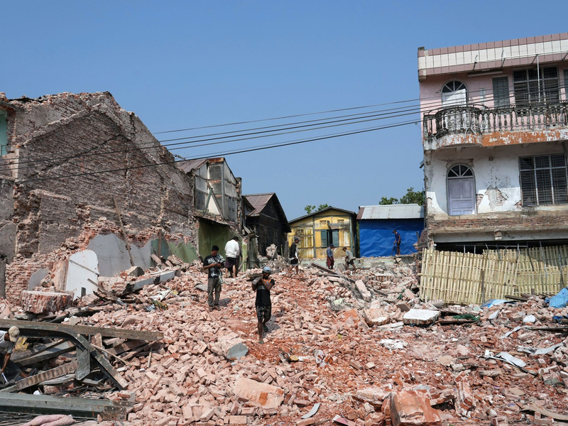 Unzählige Häuser stürzten bei dem Erdbeben der Stärke 7,7 ein. (Archivbild) - Foto: Aung Shine Oo/AP/dpa