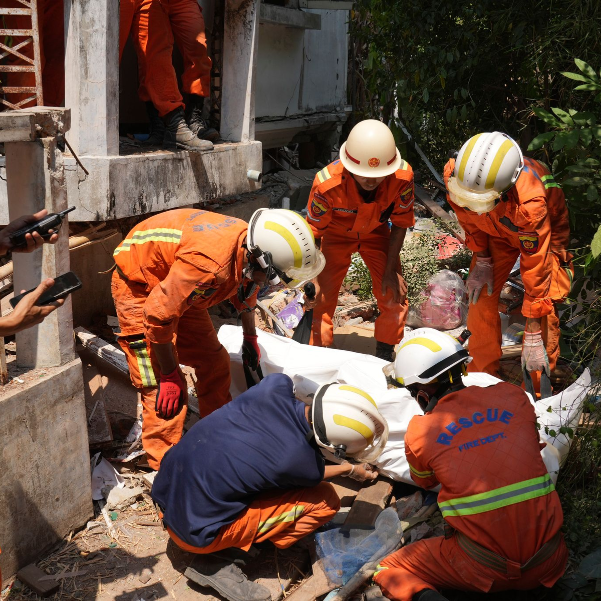 Tausende Menschen kamen bei dem verheerenden Beben ums Leben. (Archivbild) - Foto: Uncredited/AP/dpa