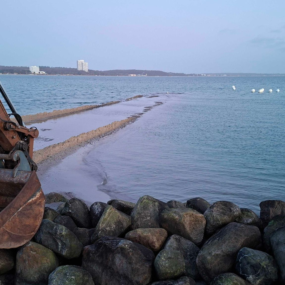 Am Freitagmorgen war der Wal nicht mehr zu sehen. - Foto: Kai Moorschlatt/dpa